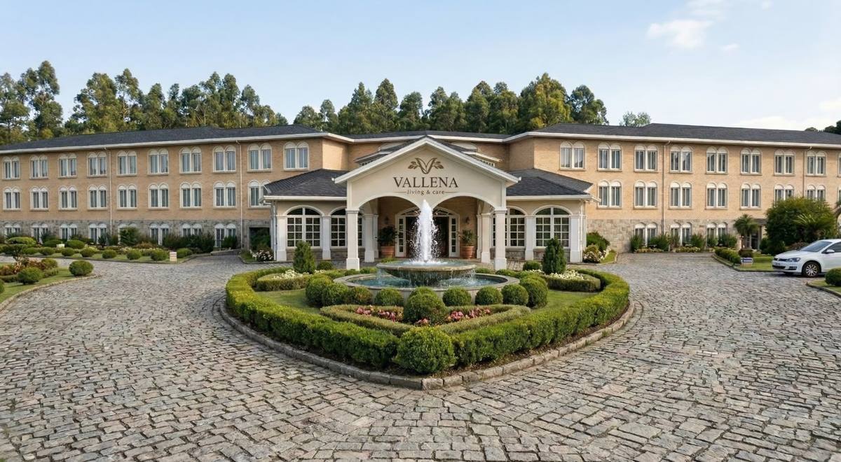 Fachada do Vallena Living e Care com jardins, fonte central e natureza da Serra Gaúcha